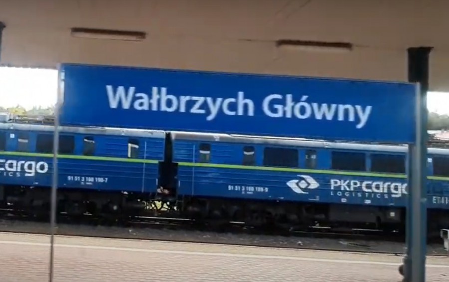 Wałbrzych z okna pociągu. Dolny Śląsk. Jesień 2023